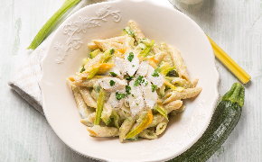 Pollo con pasta en crema de flor de calabaza